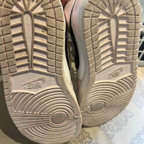 WOMENS AIR JORDAN 1 MID 'BARELY ROSE' – SIZE US 7 W - Picture 3 of 3